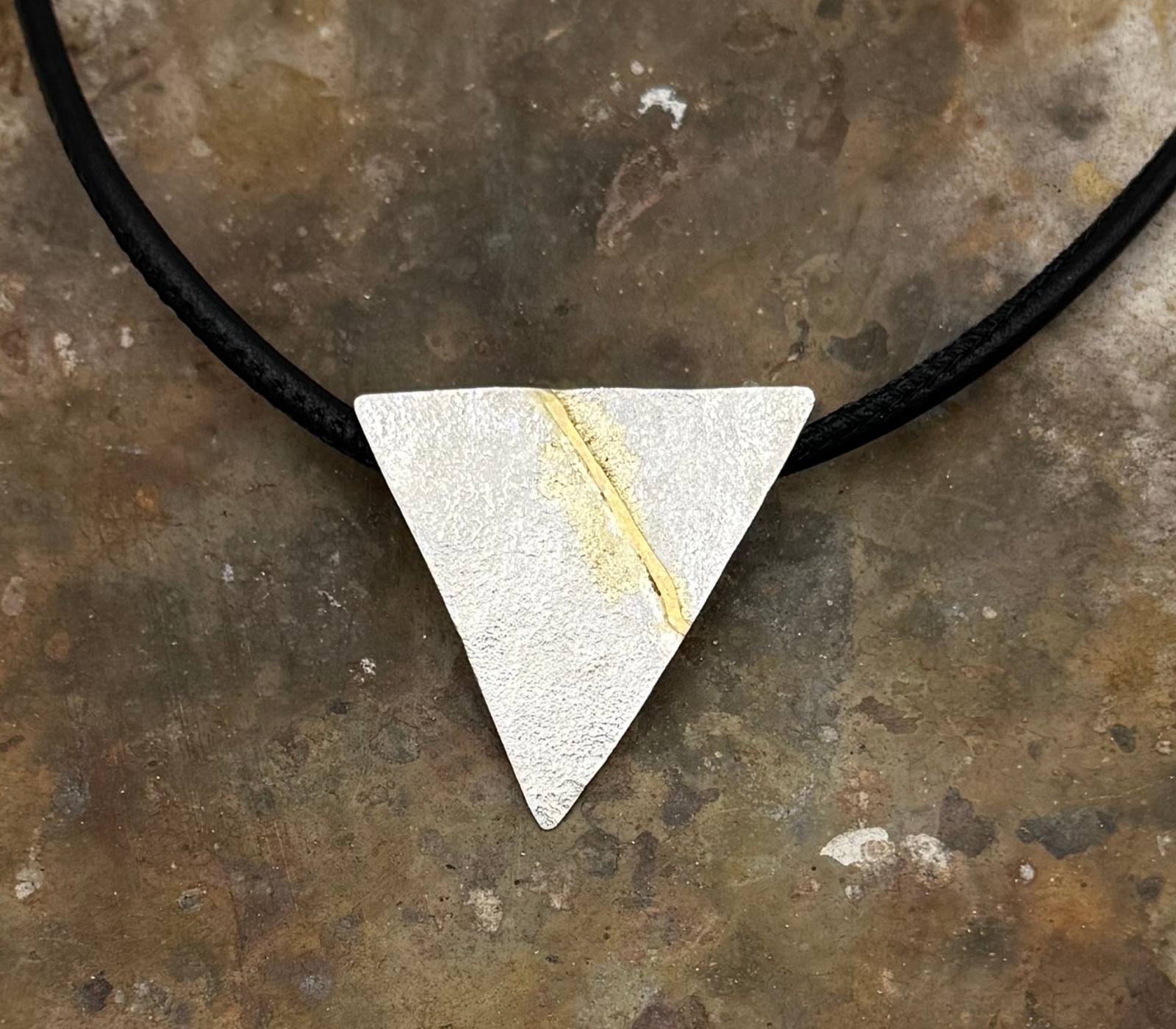 pendente kintsugi triangolare
