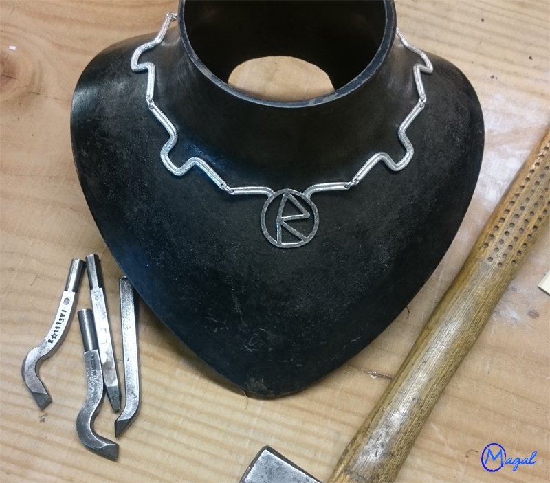 collier runico personalizzato
