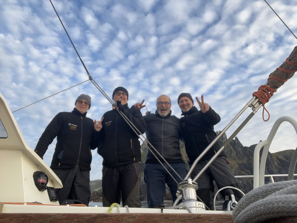 L'equipaggio di Life Explorer festeggia l'impresa riuscita.