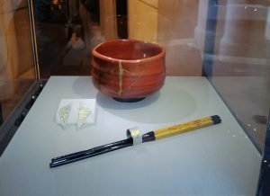 Kintsugi a confronto: tazza da the matcha giapponese (Chiaraarte) e gioielli in argento 925 e oro 750 (Magal).