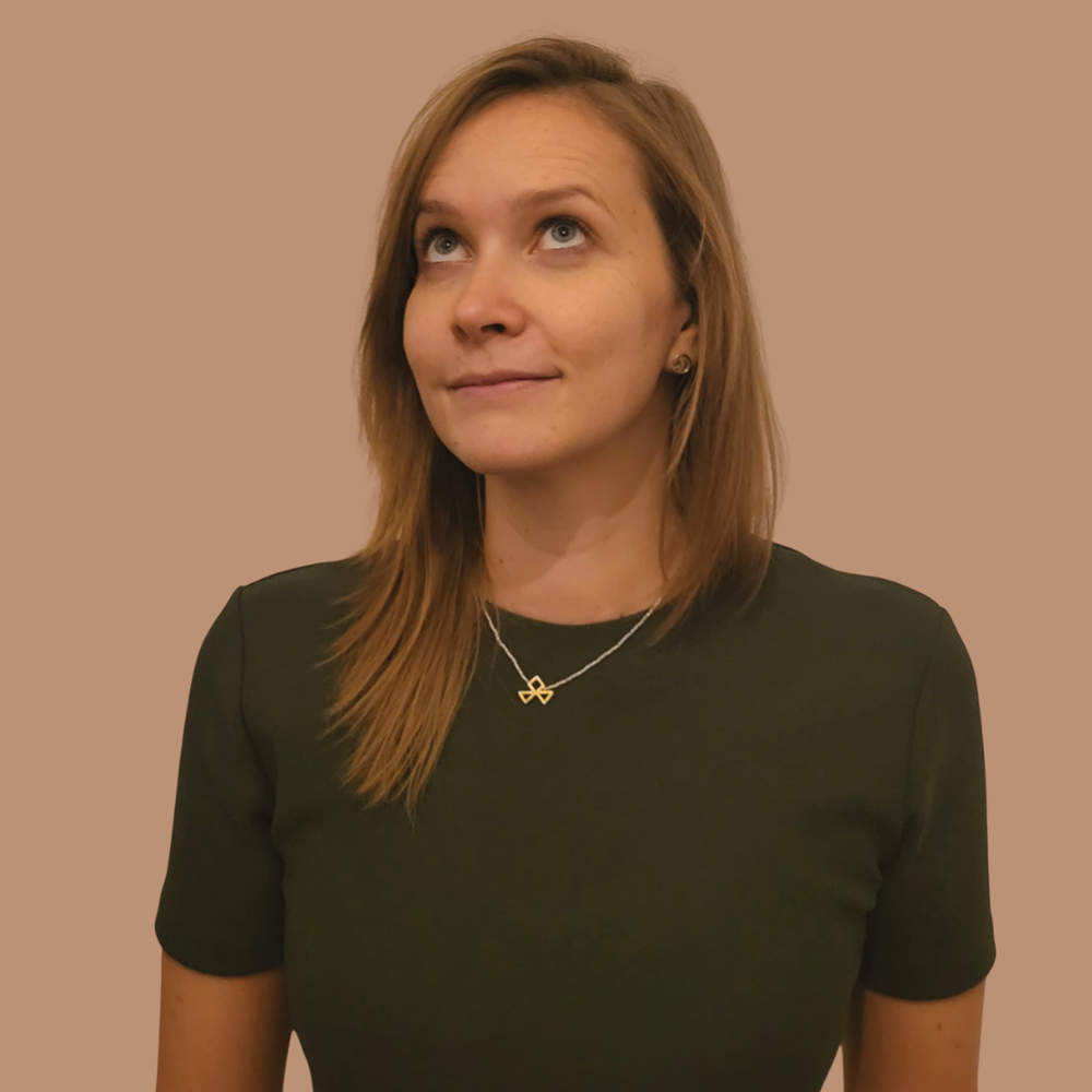 Silvia indossa la sua collana personalizzata.