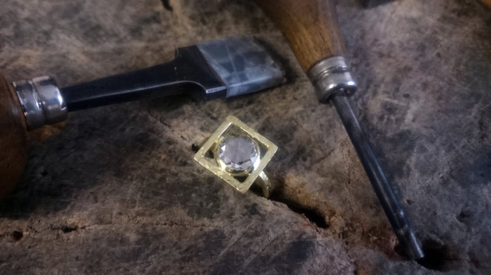 Anello con diamante taglio rosa.