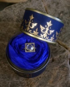 L'anello nella sua confezione.