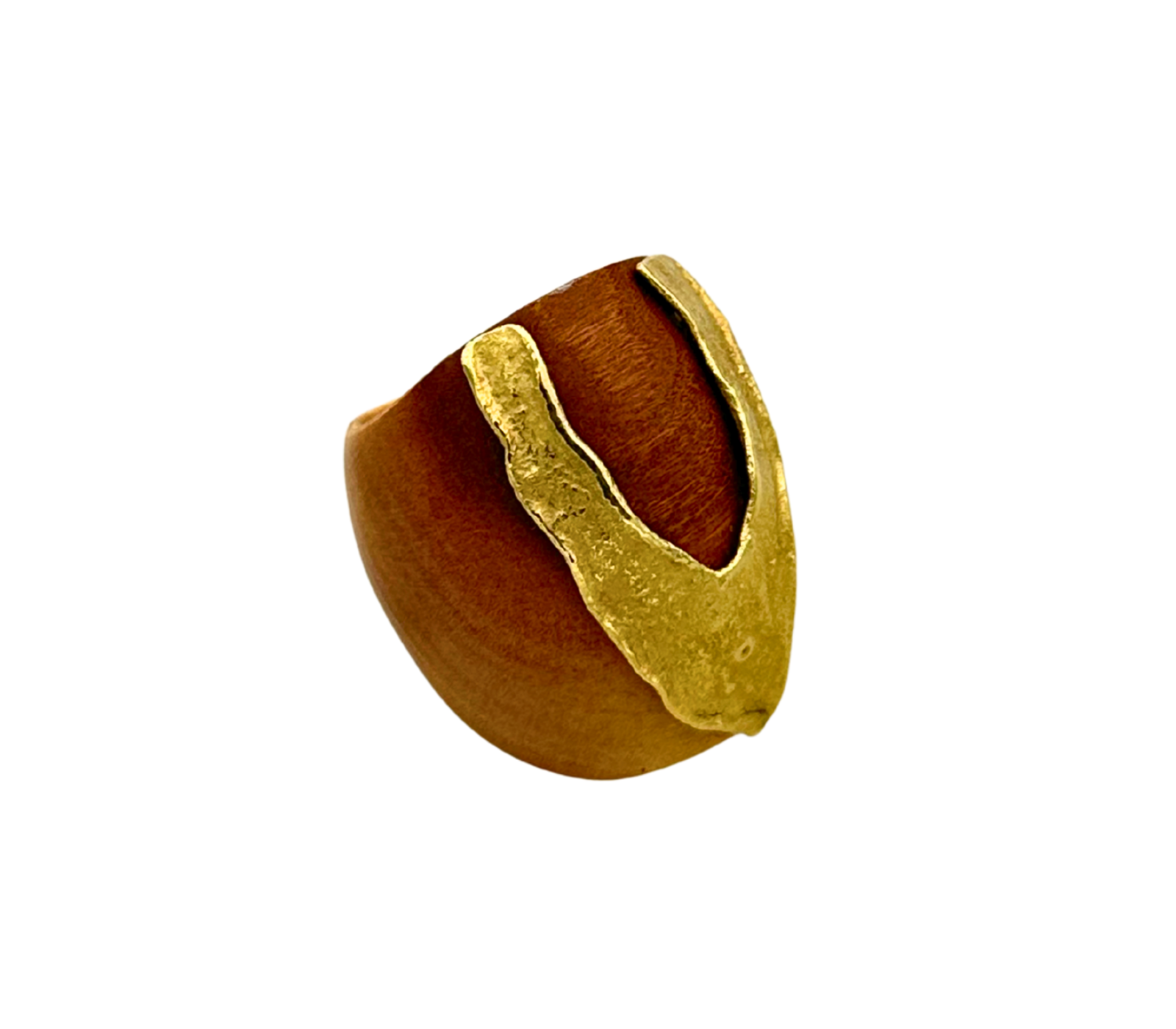 anello in legno rossiccio e oro