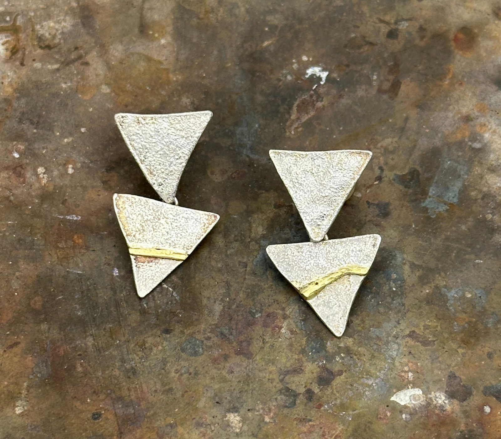 orecchini kintsugi triangolari doppi