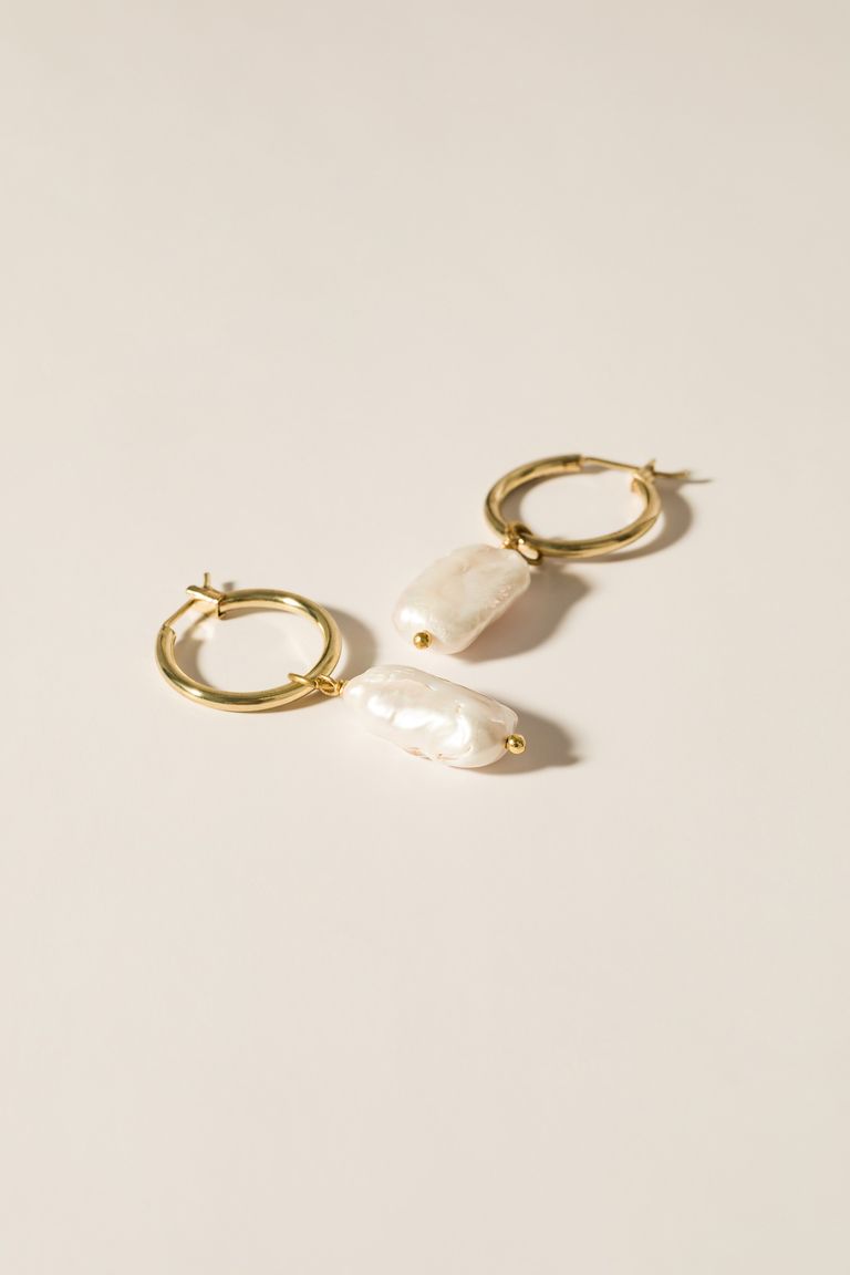 Earrings with natural pearl