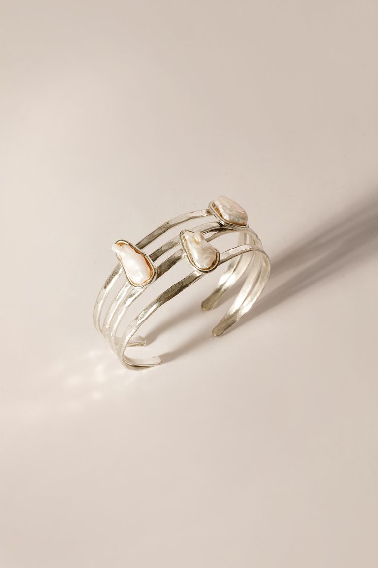 Bracelet with natural pearls