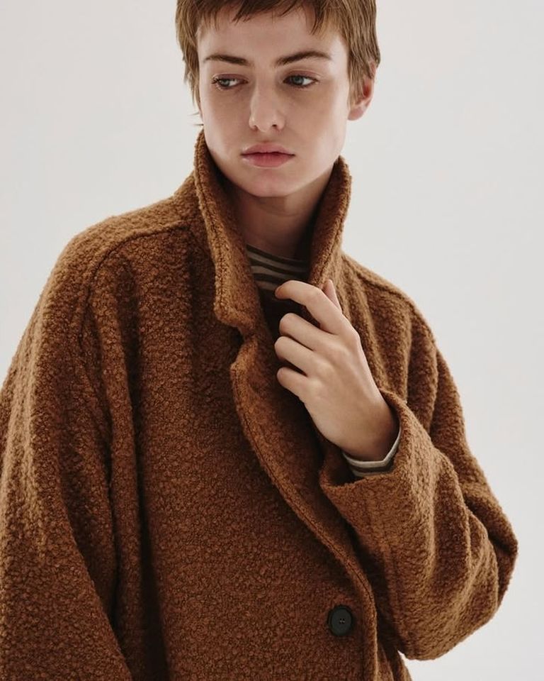 Crafted from virgin wool bouclé, the coat brings warmth, softness and sophistication to every winter look. 

Available in boutique at 26 rue Saint Sulpice, Paris and online at pomandere.com

#POMANDÈRE #FW26