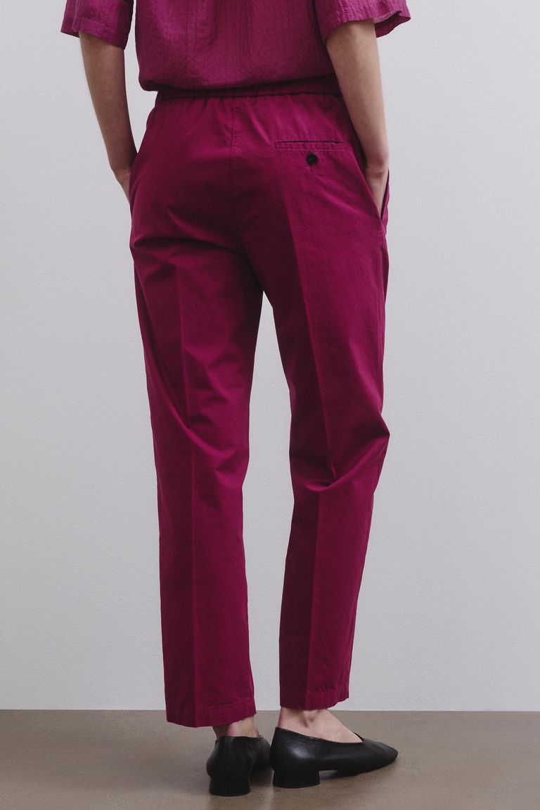 Jogging trousers in cotton gabardine raspberry