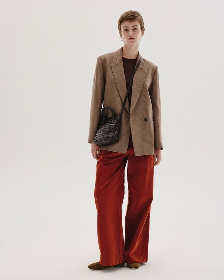 A double-breasted silhouette in soft houndstooth flannel. 

Available in boutique at 26 rue Saint Sulpice, Paris and online at pomandere.com

#POMANDÈRE #FW26