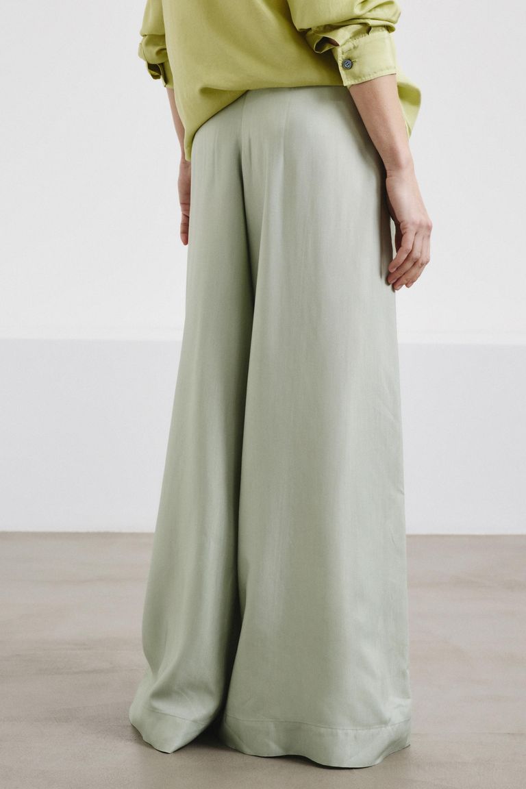 Flat-front trousers in viscose twill aloe