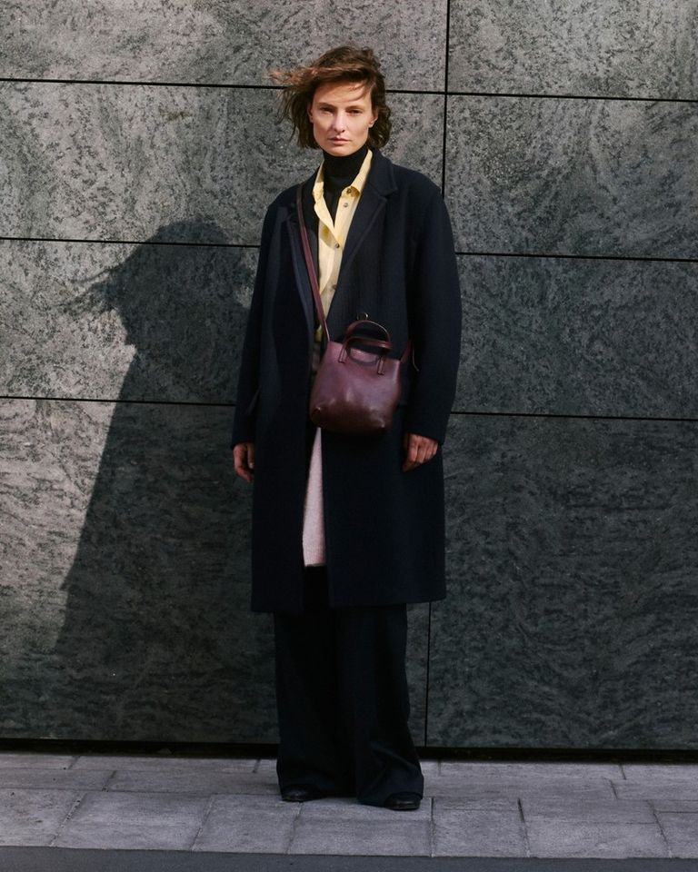 A timeless bag designed to move with you. 

Available in boutique at 26 rue Saint Sulpice, Paris and online at pomandere.com

#POMANDÈRE #FW26