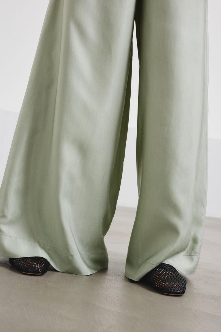 Flat-front trousers in viscose twill aloe
