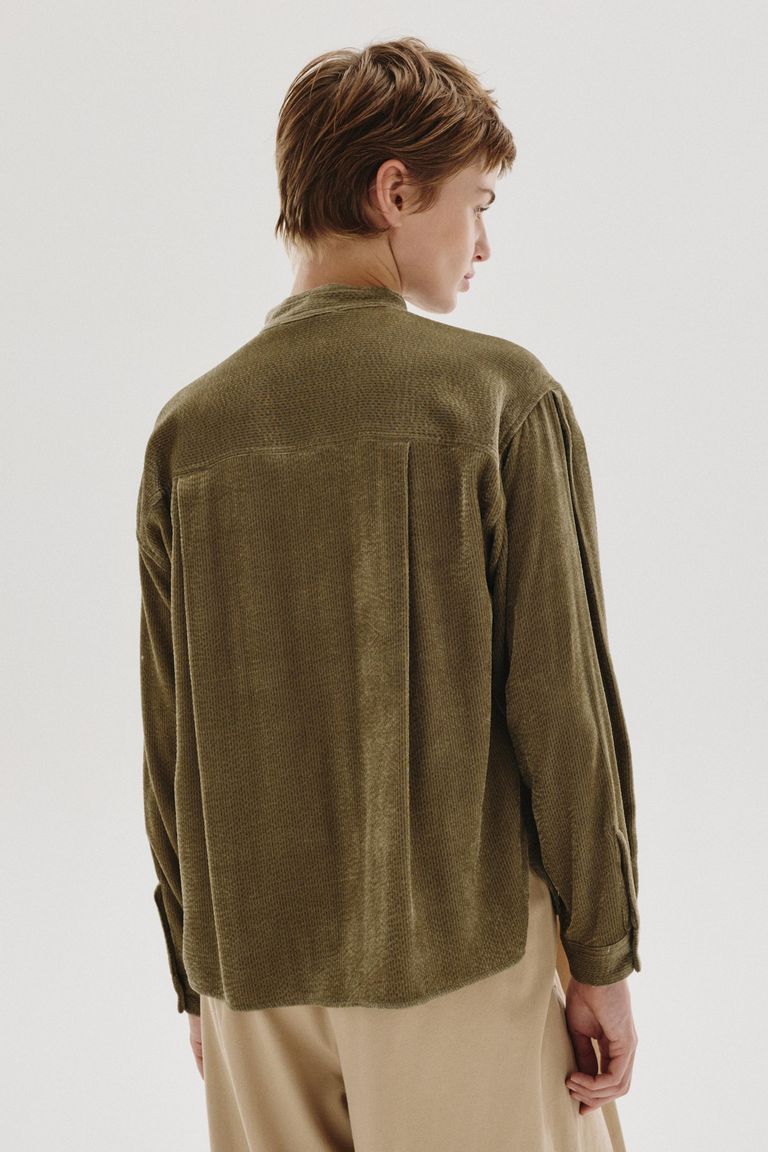Fluid micro-corduroy band collar shirt