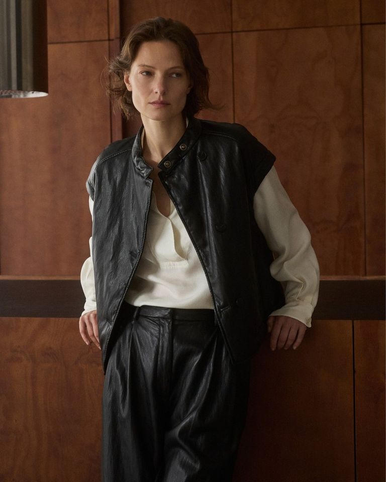 Bold in black, softened by fluid white. 

#POMANDÈRE #FW26