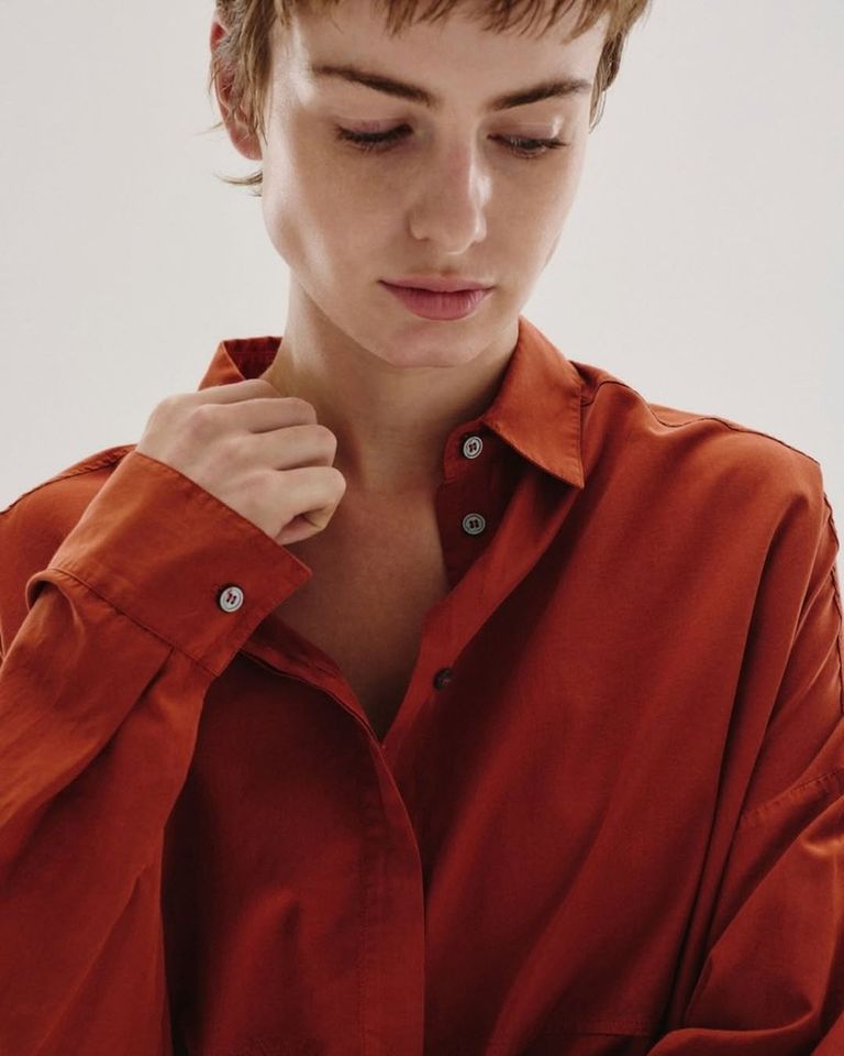 The iconic shirt in silk-cotton habutai, echoing the warm hues of sunset. 

Available in boutique at 26 rue Saint Sulpice, Paris and online at pomandere.com

#POMANDÈRE #FW26