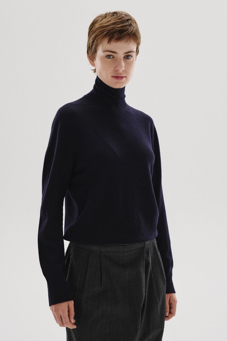 Plain-knit wool turtleneck sweater navy blue